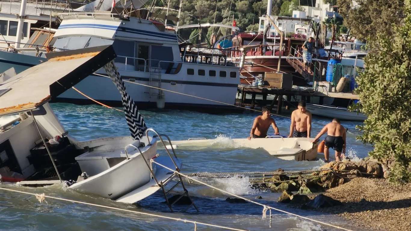    Bodrum'da fırtına hayatı felç etti: Kayıklar battı, seferler iptal edildi haberi